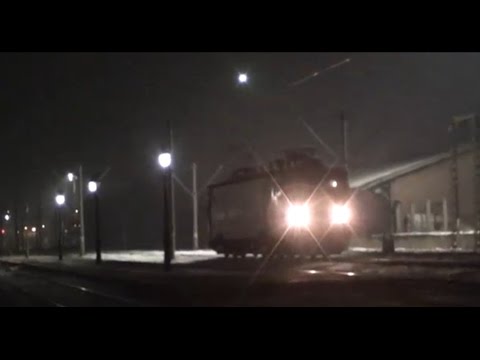 Locomotiva electrica EA666 intra in Suceava cu R5704 si se retrage la depou - 20.01.2017