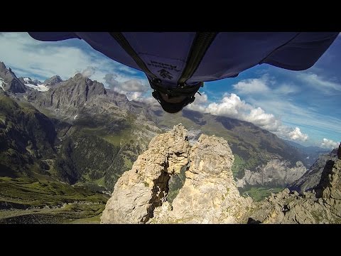 Uli Emanuele – Wingsuit Flight Through 2 Meter Cave