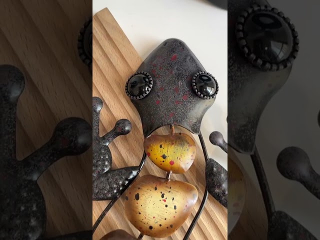 Vídeo relacionado con Liffy Gecko - Decoración de pared de metal, 2 unidades, 15 pulgadas, para interiores y exteriores, escultura colgante de lagarto para decoración del hogar y el jardín, bronce (lagarto dorado)