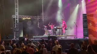 Matt and Kim - Hey Now (clip) (live)