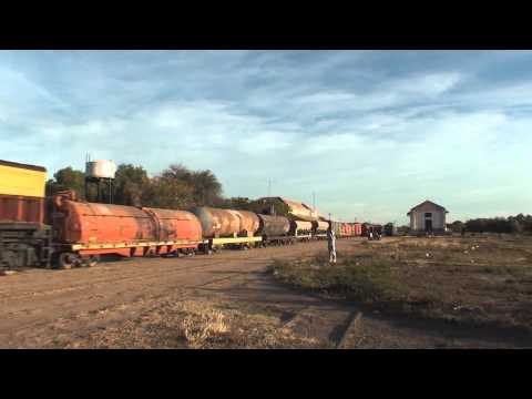 Tren del Belgrano Cargas (7739) pasando por Chuña, Córdoba