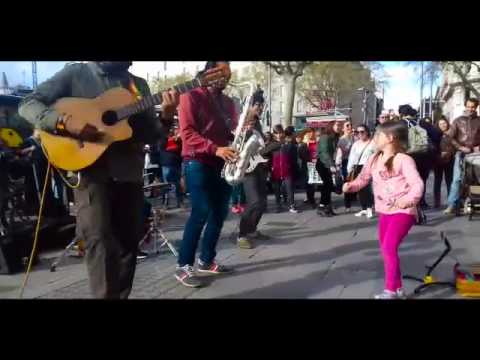 Niña bailando La cumbia cienaguera en Barcelona y la gente se vuelve eufórica