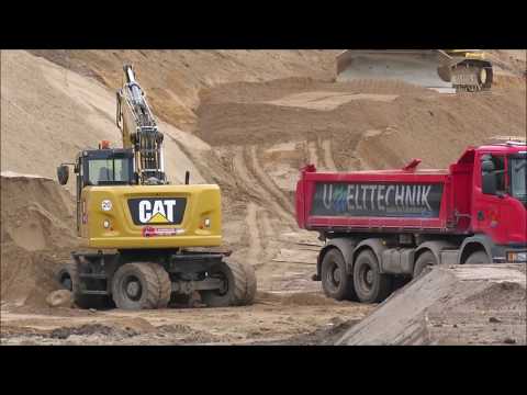 Bagger CAT M316 F lädt LKW