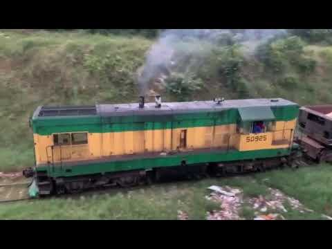 La reina de Mayabeque 50925 subiendo la pendiente de Jaruco con el tren del Árido.