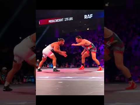 Michael Chandler gets the W over Chad Mendes 4-2 🤼‍♂️😳🔥