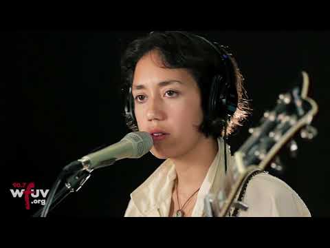 Haley Heynderickx - "Show You a Body" (Live at WFUV)