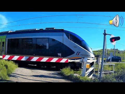 Passaggio a livello SP 456 Ponteverde (AT) treno in transito # railroad crossing # bahnübergang