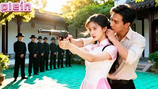 Elle sauve un homme traqué d’un baiser dans le train—ignorant qu’il est un chef de la mafia !