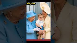 Queen elizabeth playing with grand child #britishroyalfamily #princesscatherine #queenelizabeth