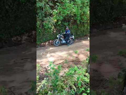 En El Bosque... #elsalvador #chalatenango #hondashadow #hondamotorcycle #offroad #enduro #motovlog