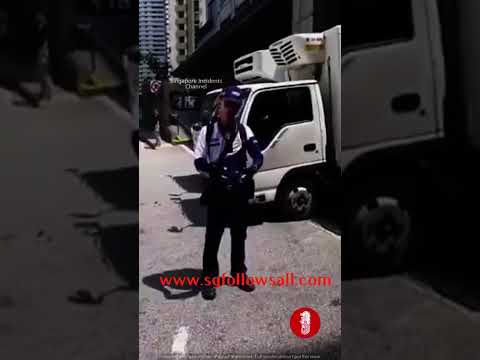 Delivery driver not happy at Parking warden giving fine at Orchard Paragon vicinity