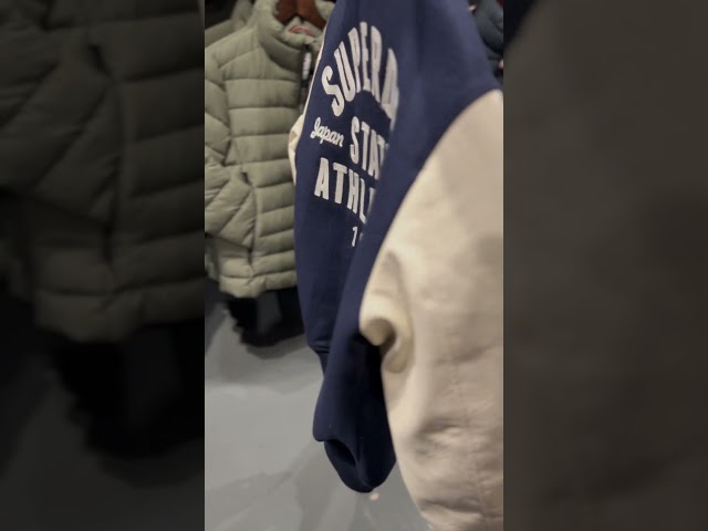 Vídeo relacionado con Superdry Chaqueta Tipo Bomber Punto con Estampado Universitario para Hombre