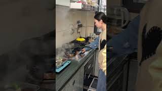 Download lagu Istriku, yang sebelumnya tidak pernah memasak, hari ini mengatakan bahwa dia ingin memasak hidangan untukku dan putriku. mp3