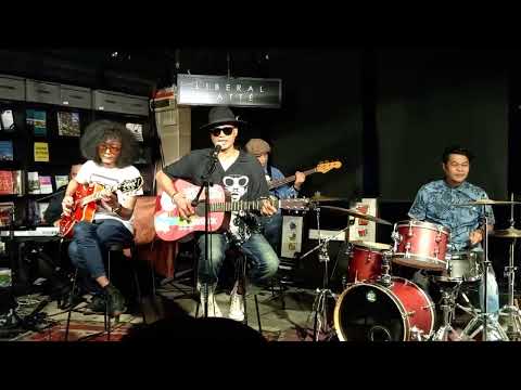 Pretty Ugly-En Ronald Moore (live at Liberal Latte 25/1/25)