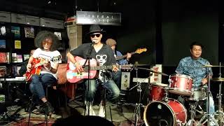 Download lagu Pretty Ugly-En Ronald Moore (live at Liberal Latte 25/1/25) mp3