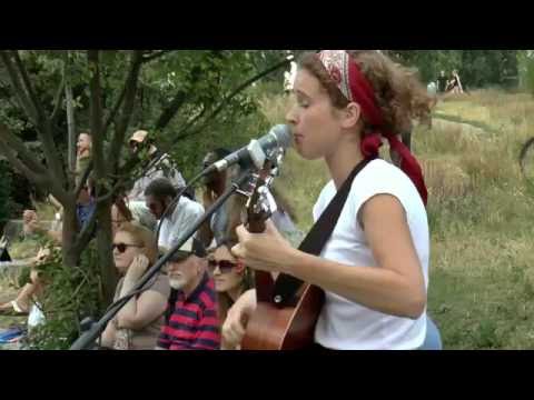 Wiedersehen mit Georgie Fisher im Mauerpark