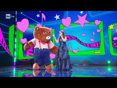 Orsetto canta un medley con Cristina D'Avena - Il cantante mascherato 26/02/2021