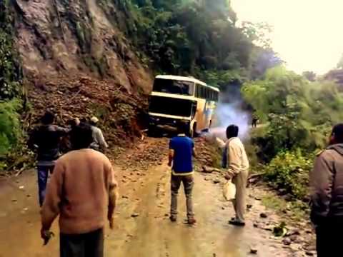 Bus cae en un abismo en rutas de la selva