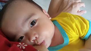 Download lagu Ibu menyusui anaknya di depan pintu rumah yang terbuka bar bar di lihat orang lewat mp3