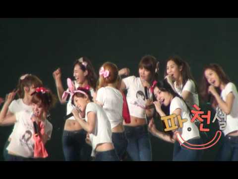 [Fancam] Yulsic moment 2 - Yuri taps Sica's tummy and Sica's squeal