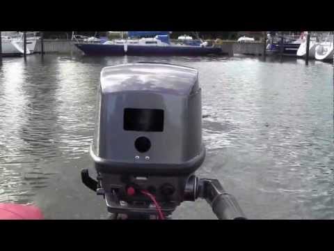 Elektroaußenborder Elektromotor CREE MH 80 am Beiboot Bombard AX 2 im Hafen von Kappeln 12 Volt