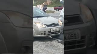 Motorista destrói automóveis com golpes de machado na Grande Curitiba