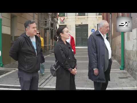 Un paseo guiado por el centro de Pamplona ha permitido conocer la historia y aportaciones del pueblo gitano