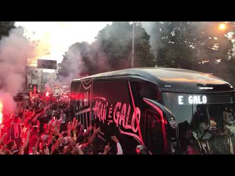 Time do Galo em meio à tradicional 'rua de fogo' na avenida Silviano Brandão, no Horto