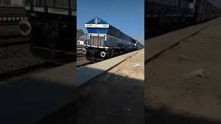 preview picture of video 'Brand new POHed BGKT WDP4 20095 with 19707 Amrapur Aravali Express'