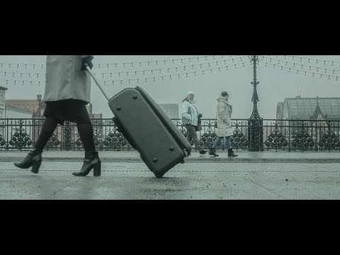 HRYPA – Kobieta z walizką