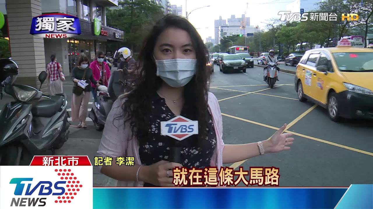 差點撞到!男子街頭螃蟹橫走 囂張爬車頂