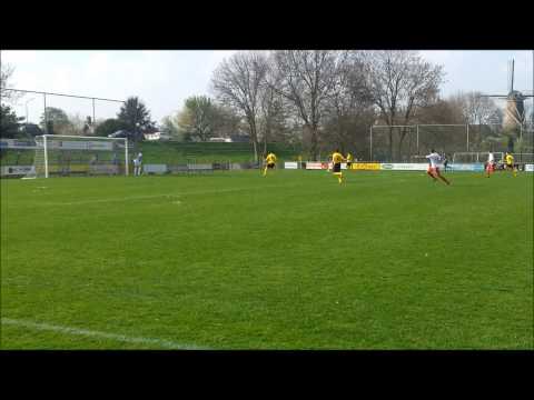 Wilhelmina'26 1 - Heukelum 1, punter Wilfried Prigge gaat over