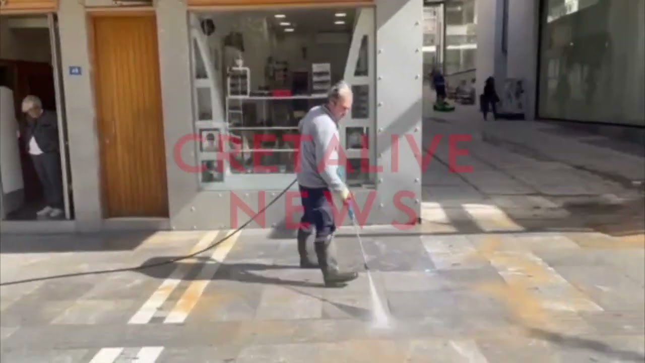 Αφρικανική σκόνη: Η μάχη της σφουγγαρίστρας και του πιεστικού στο κέντρο του Ηρακλείου