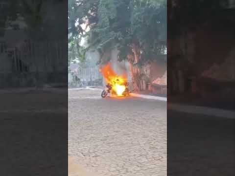 Em que ponto chegamos... Aluno ateia fogo em moto de professora em Salto da Divisa/MG.