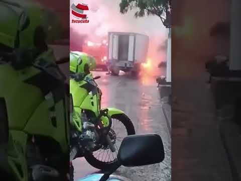 ¡Camión en llamas en Villa del Rosario!