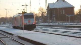 preview picture of video 'Durchfahrender Zug am Bahnhof Zossen'