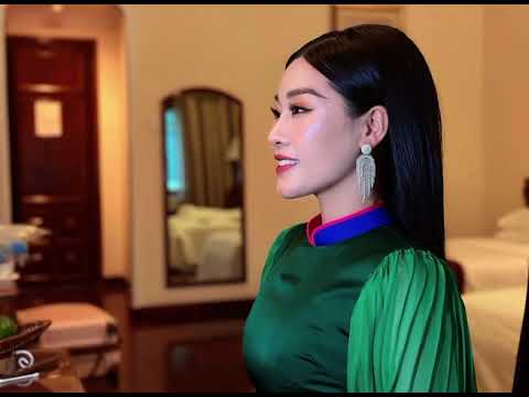 Thể hiện bởi Hương Giang