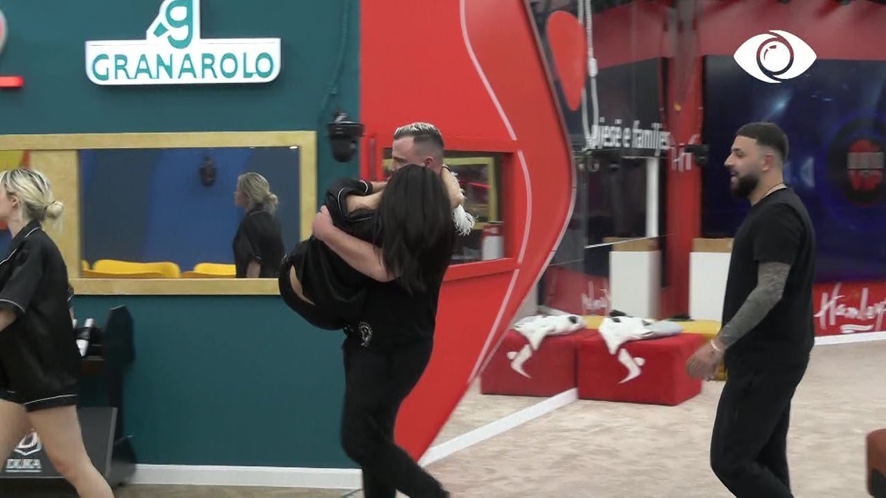 Ronaldo merr në krahë Jorin dhe e çon te krevati