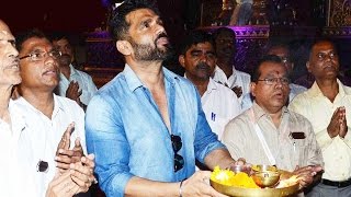 Look In Front Of Whom Suniel Shetty Goes On Knees