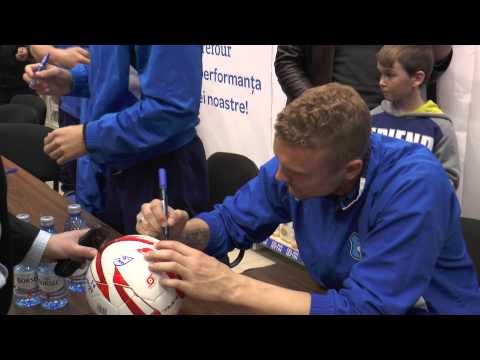 PANDURII TV / SESIUNE DE AUTOGRAFE LA CARREFOUR TÂRGU JIU  13 03 2015