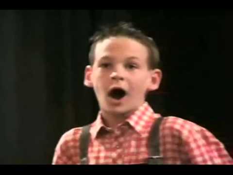 Toelzer knabenchoir (Tölz Boys Choir) Robin Schlotz (14 years old) singing Queen of the Night