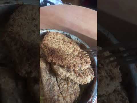 Espaguete na canja com frango empanado. 😉