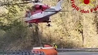 Appennino Bolognese, il video dell'incendio nel bosco di Biagioni e l'intervento dei vigili del f...