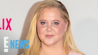 Download lagu Amy Schumer Shows Off Toned Stomach After Weight Loss | E! News mp3