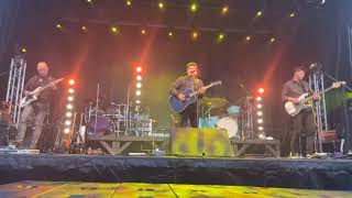 Ludovick Bourgeois qui chante Faire semblant et Milliardaire de toi a Rivière-du-loup le 16 juin 202