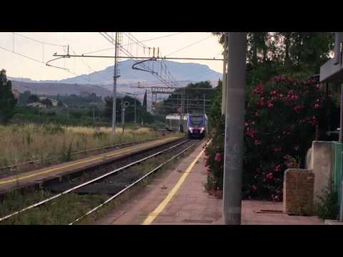 TRENO IN TRANSITO ALLA STAZIONE DI LEONFORTE - PIRATO