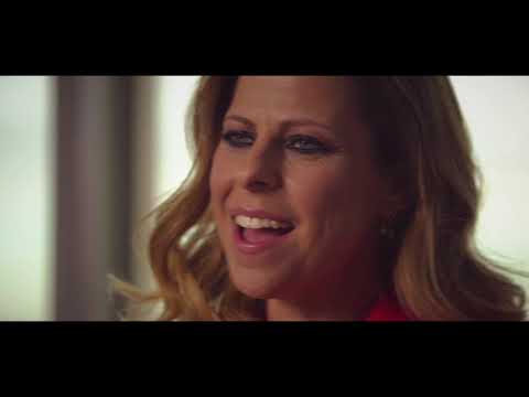 Pastora Soler canta el himno de Ayesa