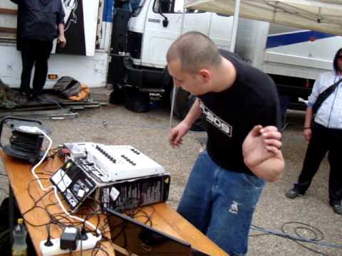 Teknival 1er mai 2009 à Courcelles sur Seine, live Weser (NARKOTEK) devant le son des anglais