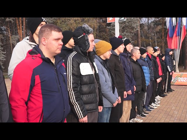 Первую партию новобранцев проводили на службу в армию