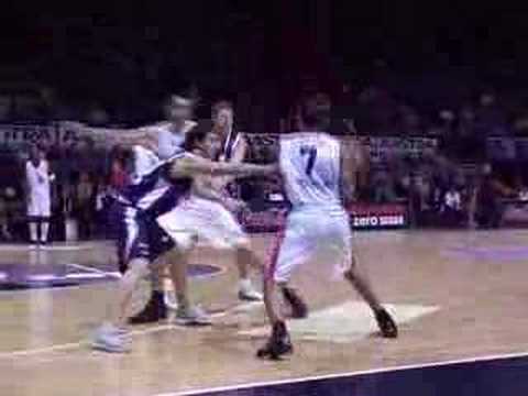 28 08-01-08 Ulebmatch BCO-Bologna - Chuck Davis met de dribb